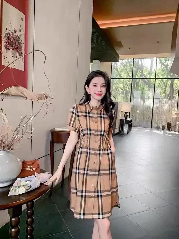 Burberry Light Luxury 2026 Women's British Style High-end Skirt Lapel Plaid Short-sleeved T-Shirt